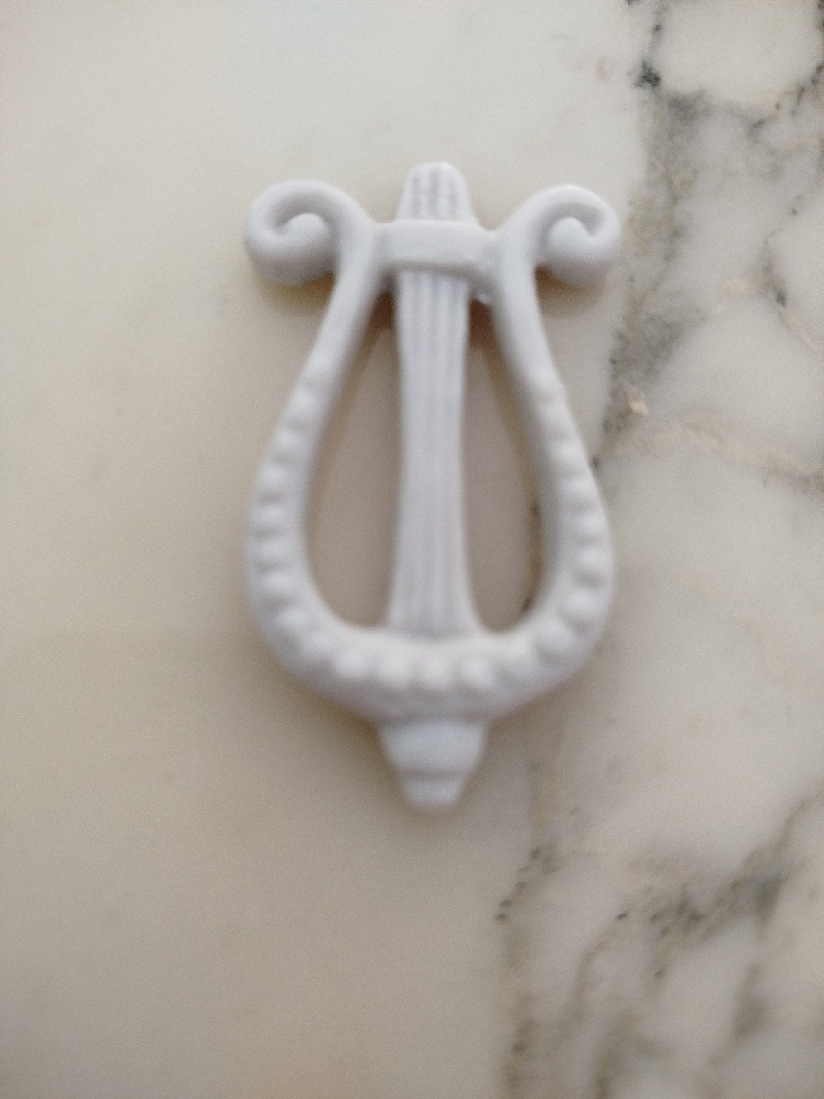 Petite lyre en biscuit 5/2,5 cm, Antiquités & Art, Enlèvement ou Envoi