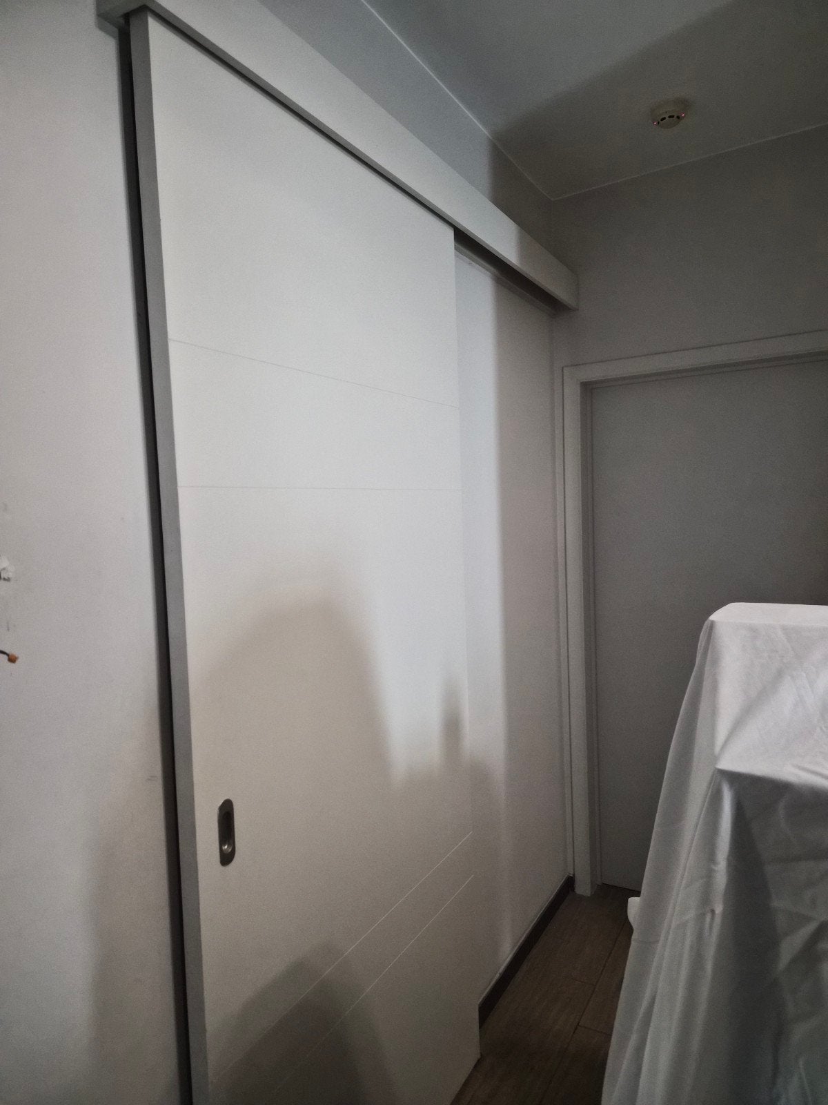 Porte coulissante suspendue blanche – 231 × 101 cm, Bricolage & Construction, Enlèvement, Porte coulissante