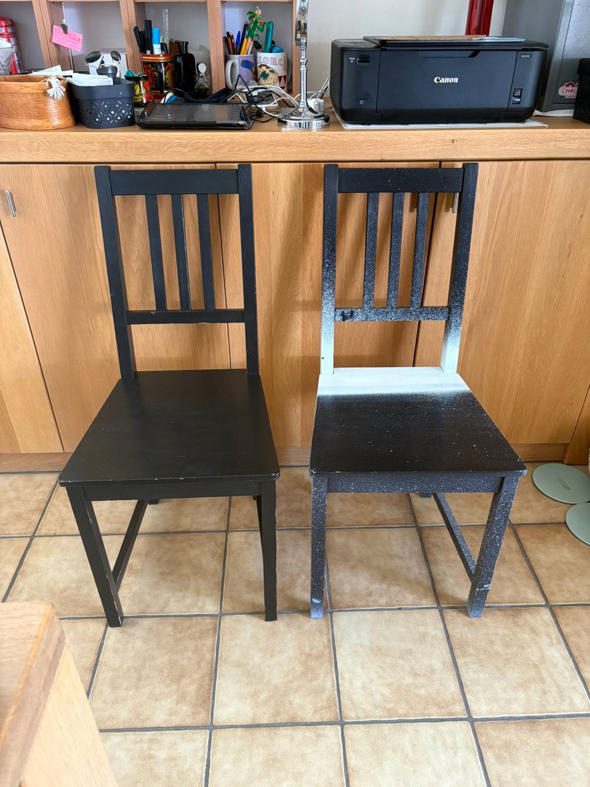 Stoelen hout x 2 gratis, Huis en Inrichting, Stoelen, Ophalen, Gebruikt, Twee, Zwart