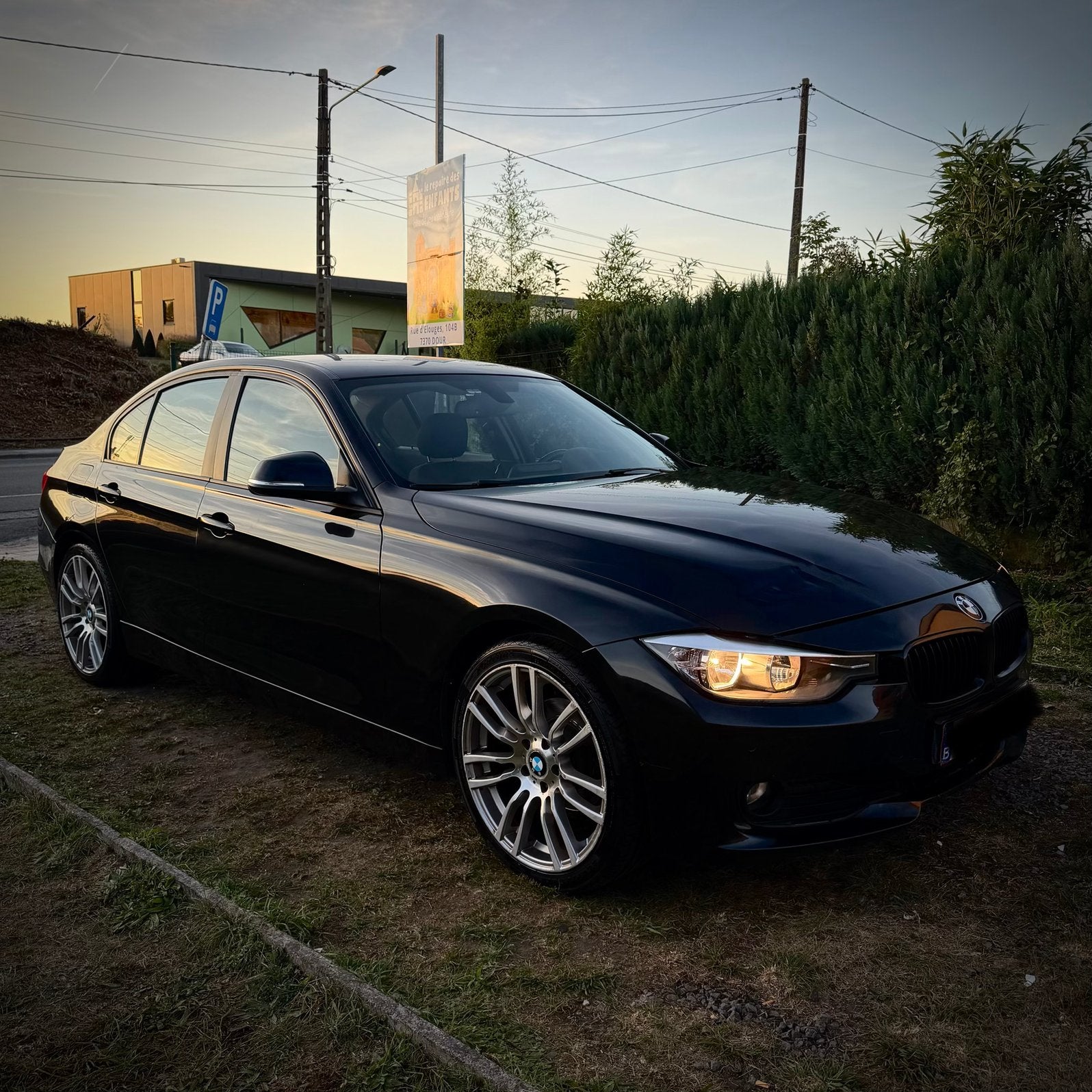 BMW SERIE 3 F30 - 318D BOITE MANUEL 6 VITESSE, Auto's, https://public.car-pass.be/verify/nl, Zwart, Zwart, Bedrijf