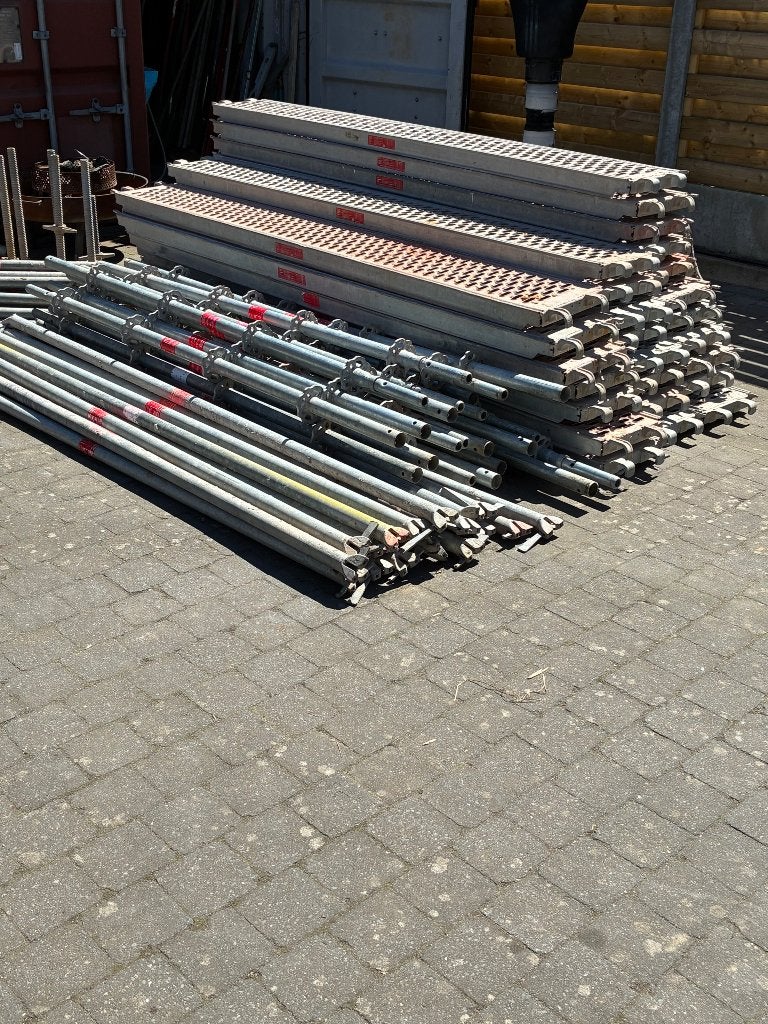 Stelling (Altrad) in perfecte staat!!, Doe-het-zelf en Bouw, Steigers, Zo goed als nieuw, Gevelsteiger, 5 meter of hoger, Ophalen