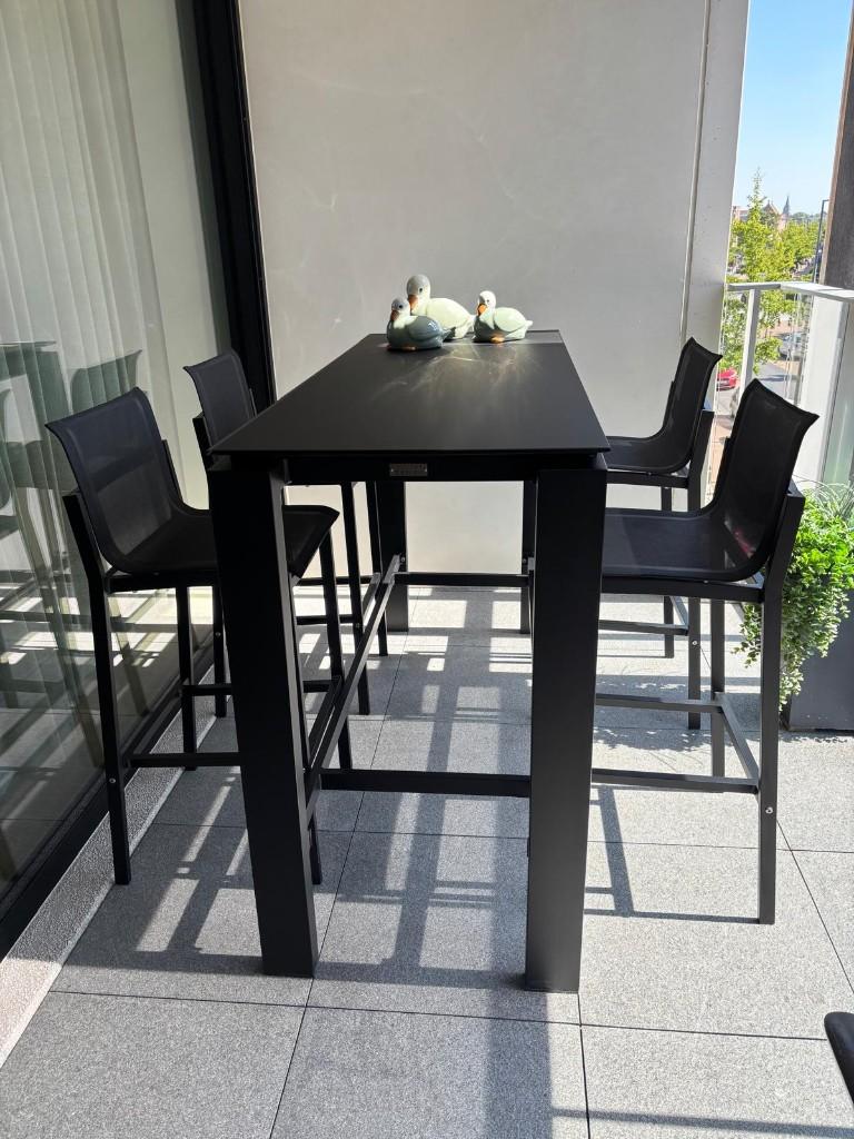 Aluminium bartafel met matglas tafelblad en 4 barkrukken, Ophalen, Zo goed als nieuw