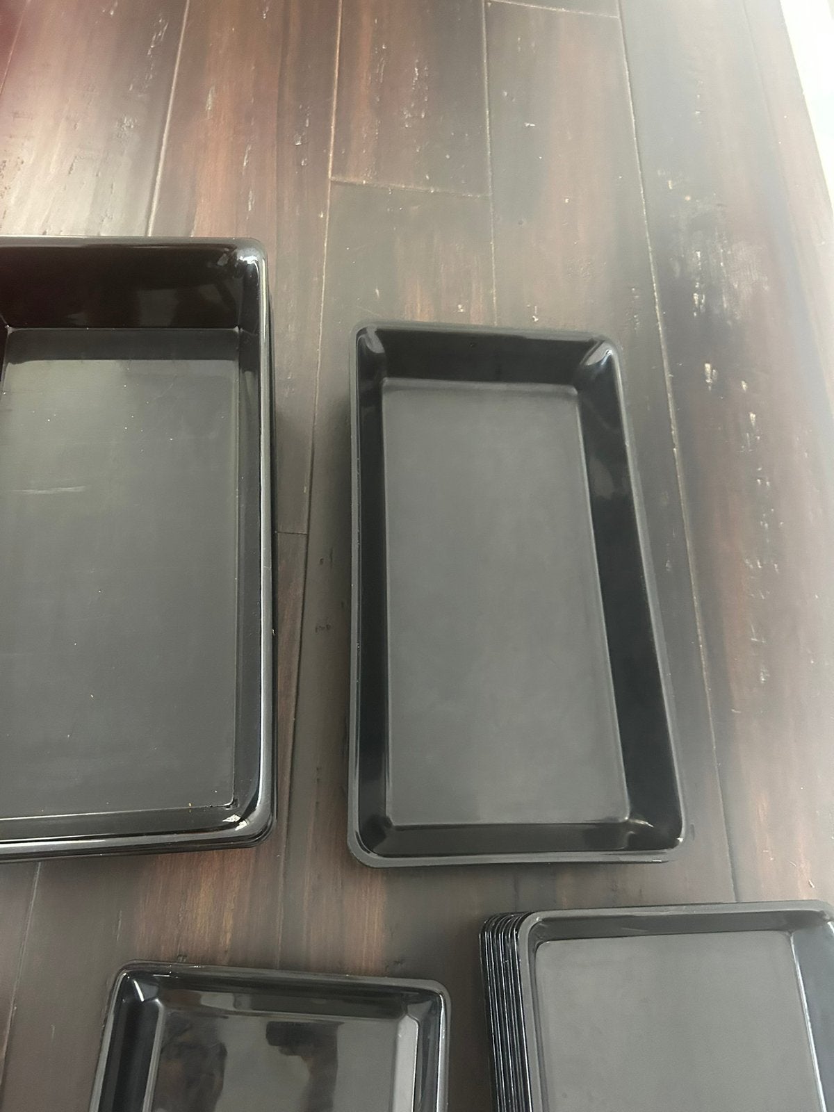 Lot de +100 plateaux plexi noirs – Boucherie / Traiteur, Enlèvement