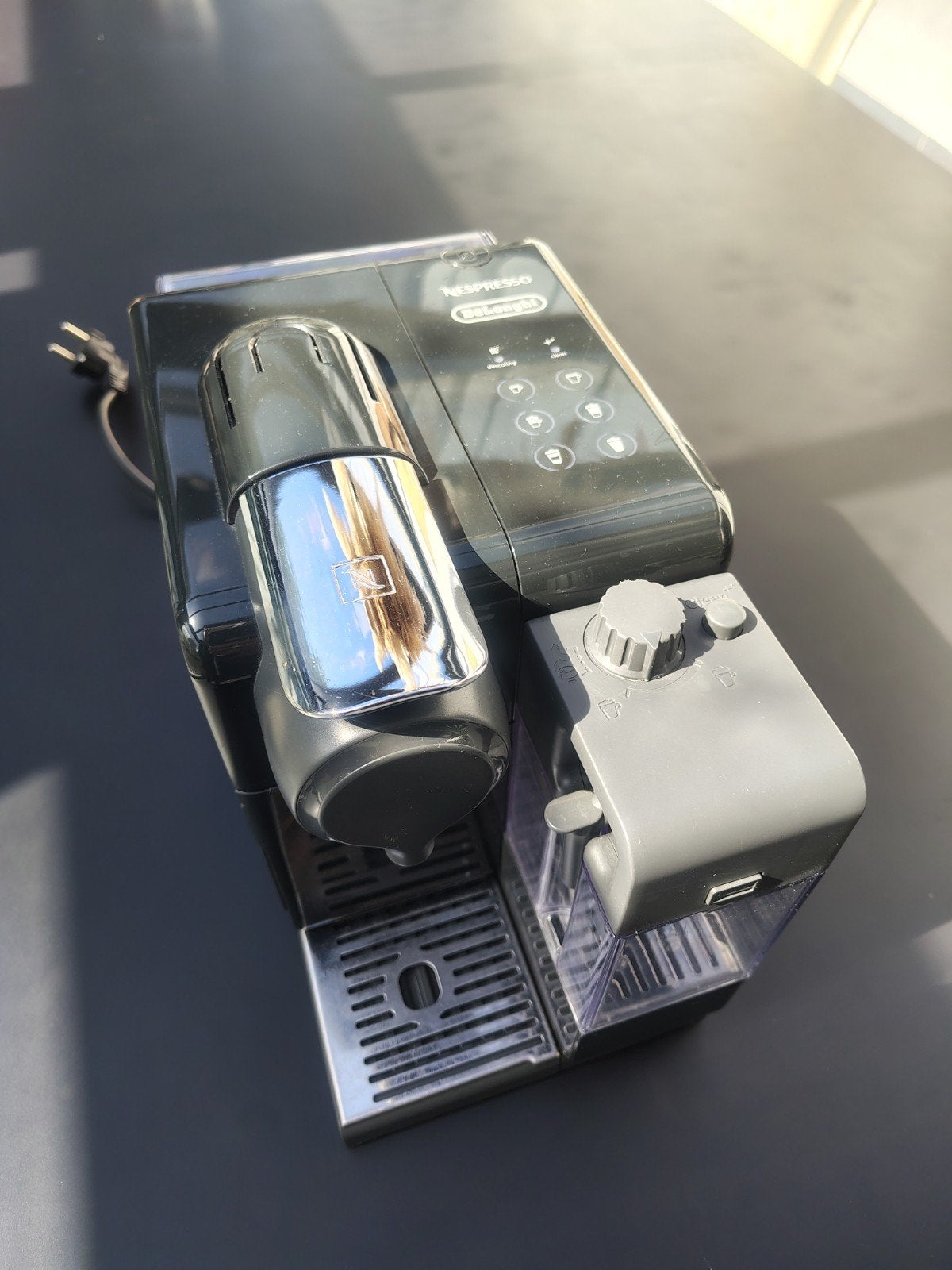 Nespresso De’Longhi Lattissima Touch EN560.B – koffiebargevo, Koffiepads en cups, Gebruikt, Koffiemachine, Ophalen of Verzenden