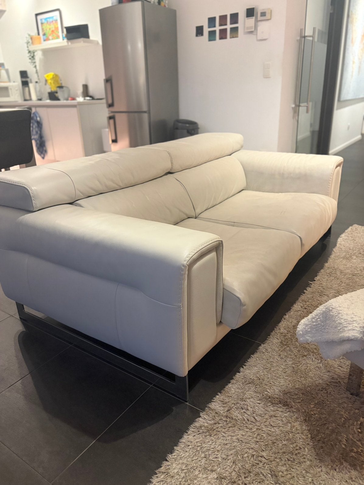Natuzzi Wit Lederen Zetel (2,5p), Huis en Inrichting, Ophalen, Zo goed als nieuw