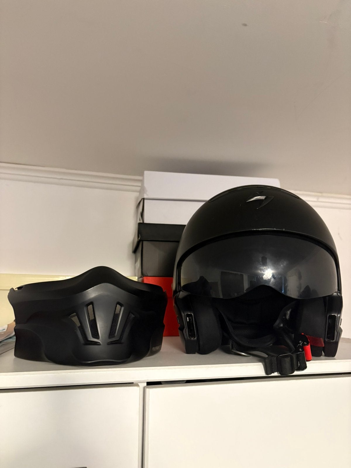 Scorpion Helm, Enlèvement, M