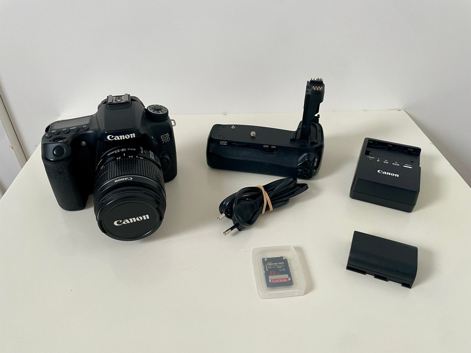 Canon EOS 70D + 18-55mm IS + battery grip + 32GB SD, TV, Hi-fi & Vidéo, Enlèvement ou Envoi, Canon, Batterie, Écran tactile