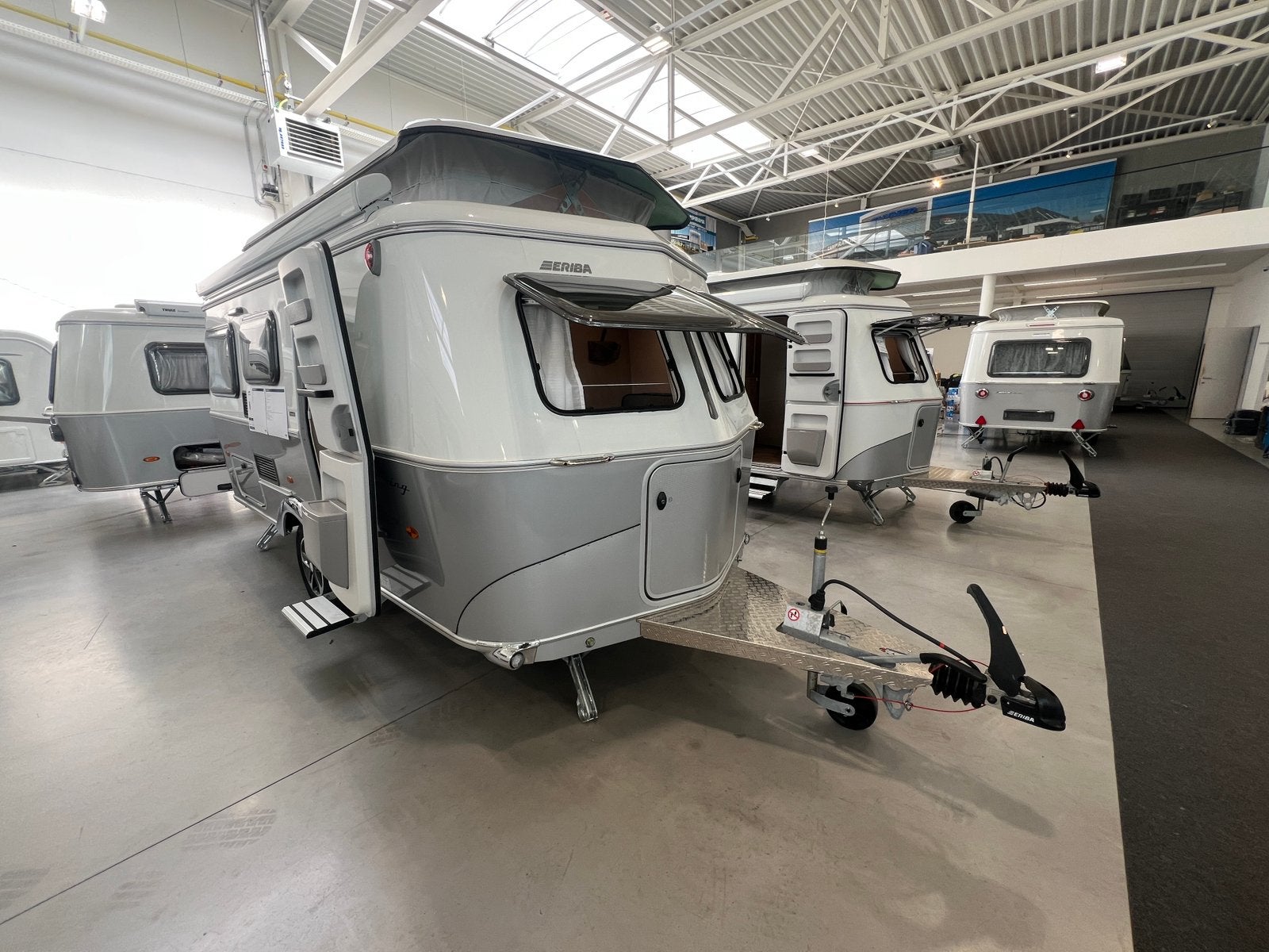 Eriba Hymer Touring 530 URBAN, Jusqu'à 4, Entreprise, 5 à 6 mètres, Lit transversal
