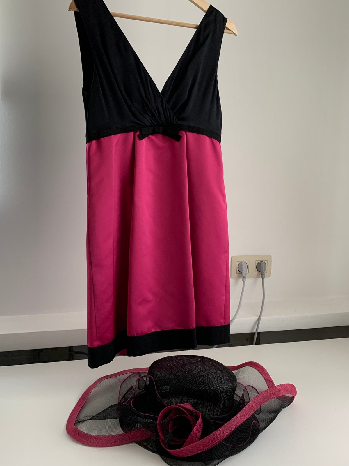 Tenue de mariage avec grand chapeau - mis 1x, Kleding | Dames, Gelegenheidskleding, Ophalen, Zo goed als nieuw