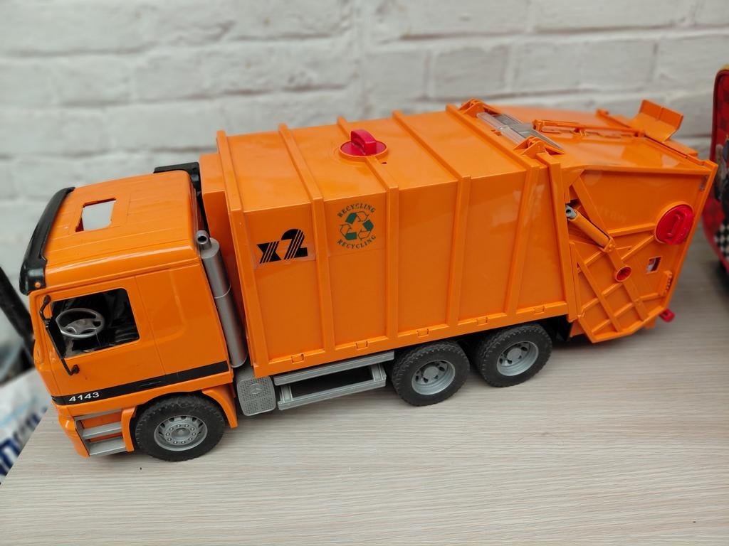 Bruder vuilniswagen, Ophalen