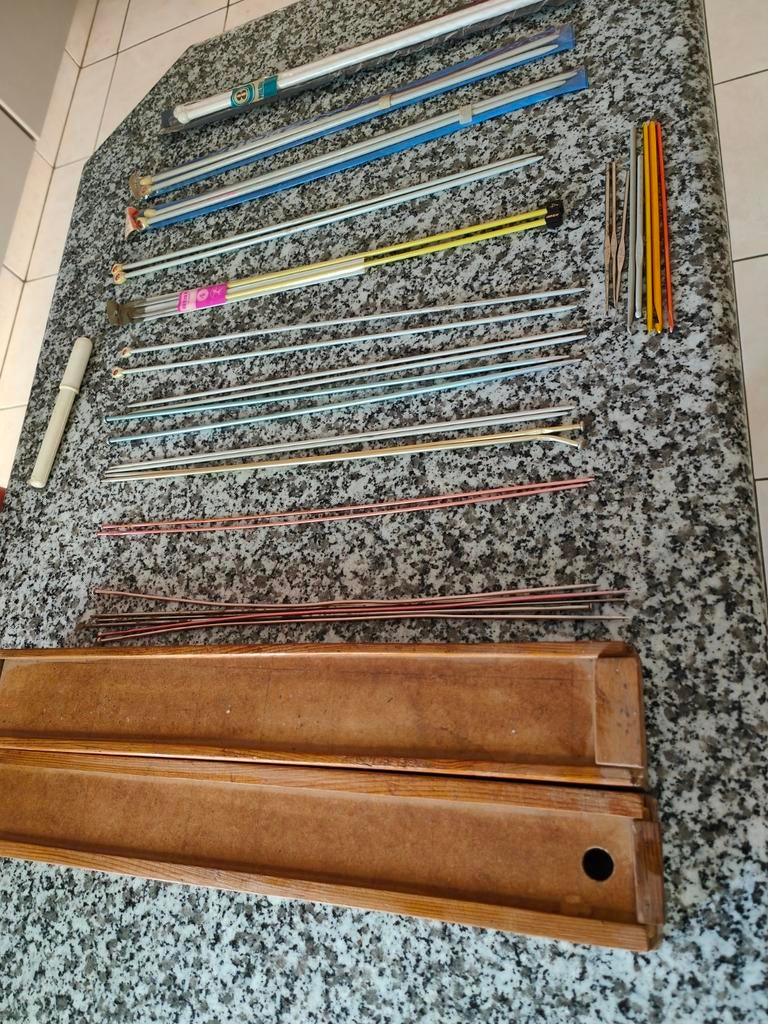 Lot aiguilles à tricoter +crochets avec boîtes de rangement, Ophalen