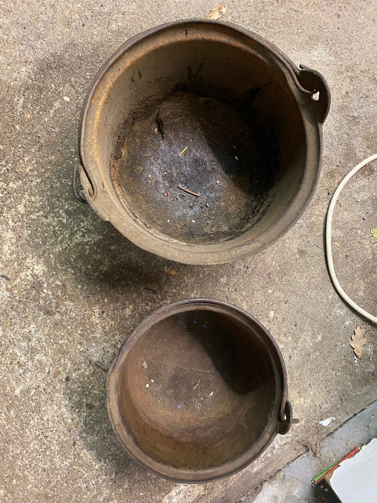 2 oude gietijzeren keteltjes met hengsel/handvat, Ophalen
