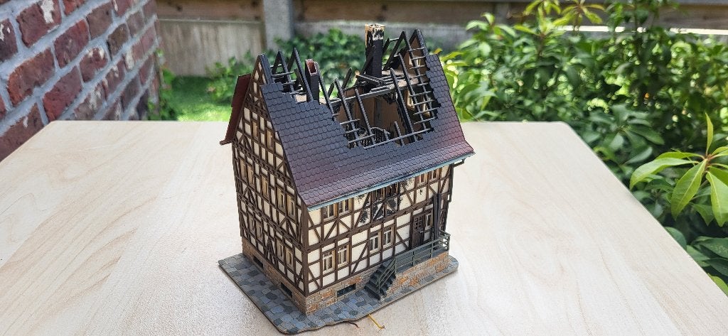 vollmer H0 43728 brandend huis met lampje, Enlèvement ou Envoi, Comme neuf, Pont, Tunnel ou Bâtiment