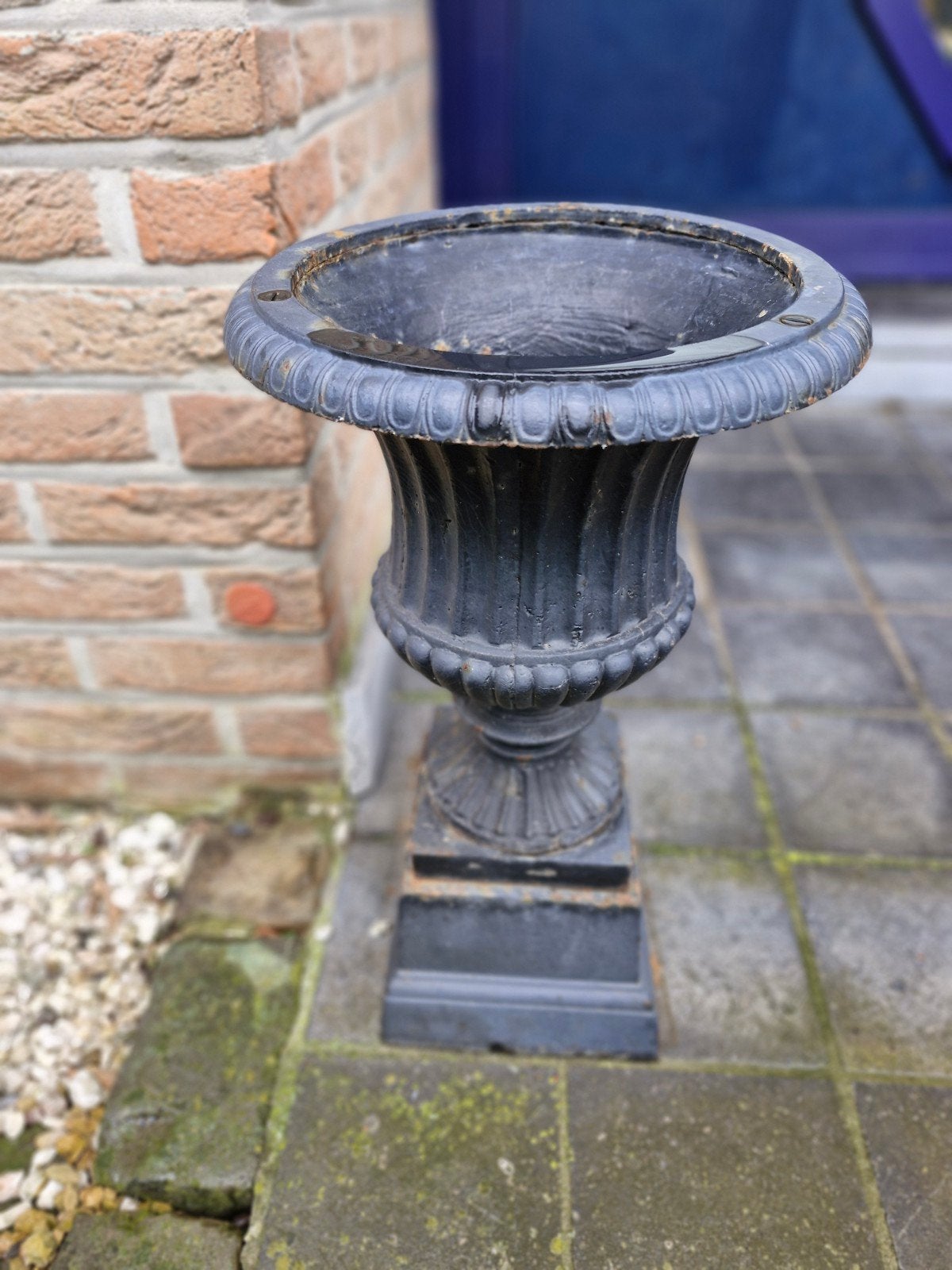2 jardinières anciennes en fonte (dont 1) endommagées, Enlèvement, Utilisé