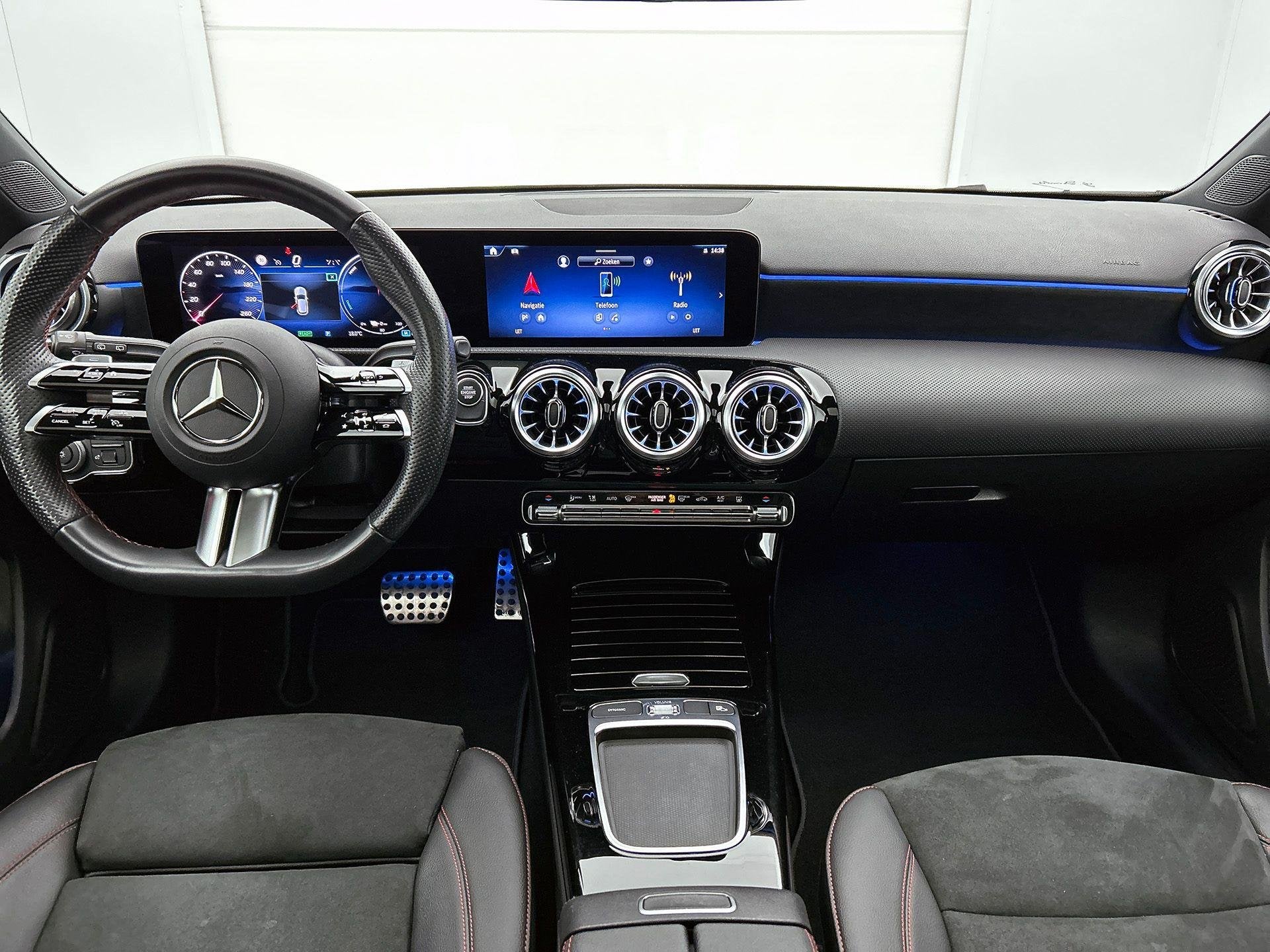 Mercedes-Benz A-klasse 250 e Hatchback AMG Line | Panoramisc, Autos, Entreprise, 16 kWh, 5 places, Automatique