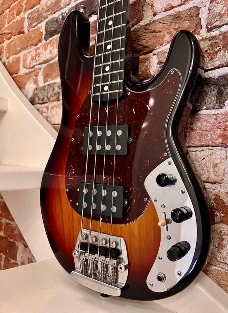 Recherche ma Musicman status sabre, Musique & Instruments, Instruments à corde | Guitares | Basses, Enlèvement, Comme neuf