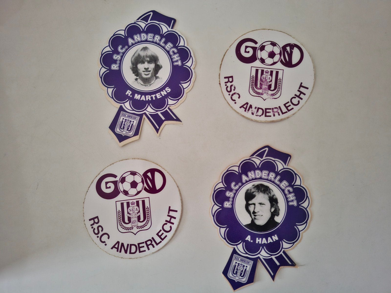 RSCA Anderlecht – 4 vintage stickers met clublogo en spelers, Verzamelen, Ophalen of Verzenden, Zo goed als nieuw, Poster, Plaatje of Sticker