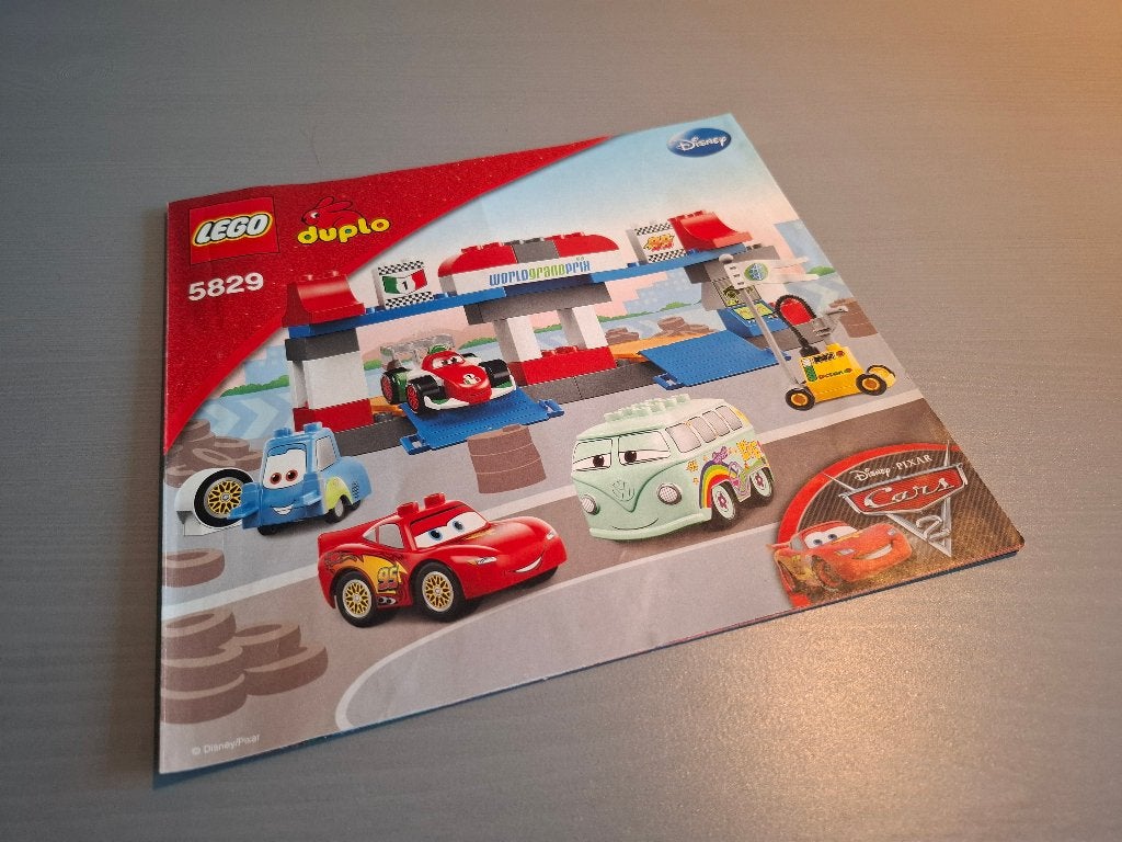 Duplo 5829 – The Pit Stop (Disney Pixar Cars 2), Kinderen en Baby's, Gebruikt, Ophalen of Verzenden, Compleet, Complete set