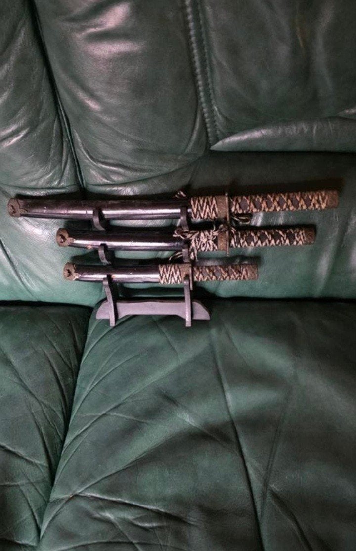 Ensemble de 3 sabres japonais de décoration (Katana) sur soc, Antiquités & Art, Antiquités | Accessoires de maison, Enlèvement