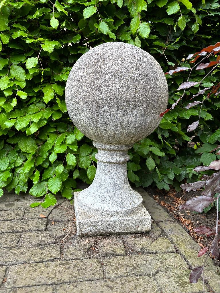 2 x betonnen bol/tuinornament, Ophalen