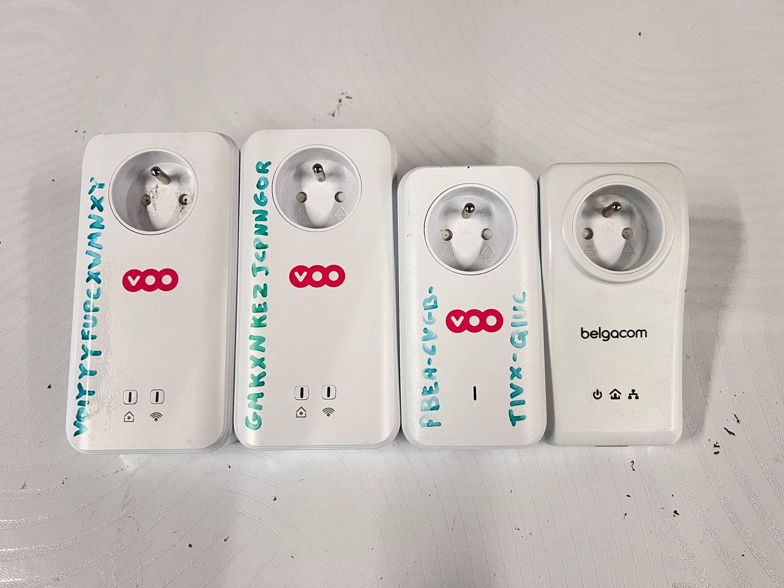 LOT DE 4 PRISES CPL DEVOLO 1200+ WIFI VOO - TBE, Informatique & Logiciels, Enlèvement ou Envoi, Comme neuf