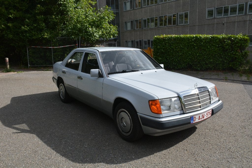 Mercedes 200D uit 1993, Auto's, 4 cilinders, 5 deurs, Particulier, Zilver of Grijs