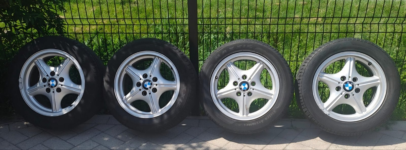 Jantes BMW 16 pouces, avec 2 bons pneus., Enlèvement