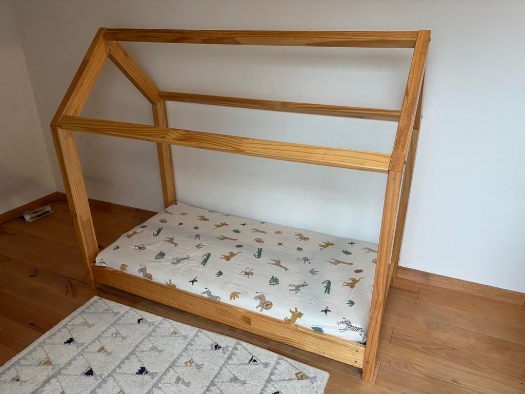 Lit cabane enfant 140x70 en bois + matelas Kadolis coco, Enlèvement, Utilisé