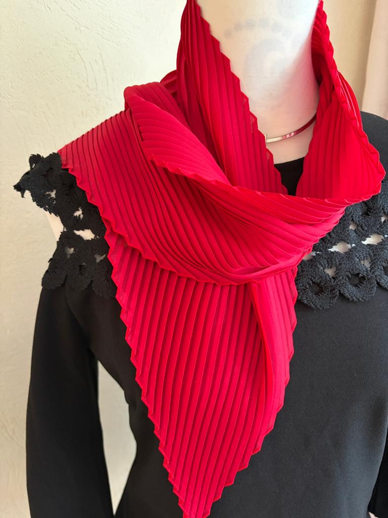 Kleine vintage geplooide rood/bordeauxrode sjaal, Kleding | Dames, Mutsen, Sjaals en Handschoenen, Ophalen of Verzenden, Zo goed als nieuw