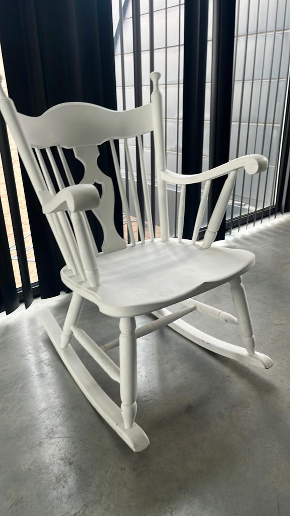 Witte houten schommelstoel, Huis en Inrichting, Ophalen, Gebruikt, Wit, Hout