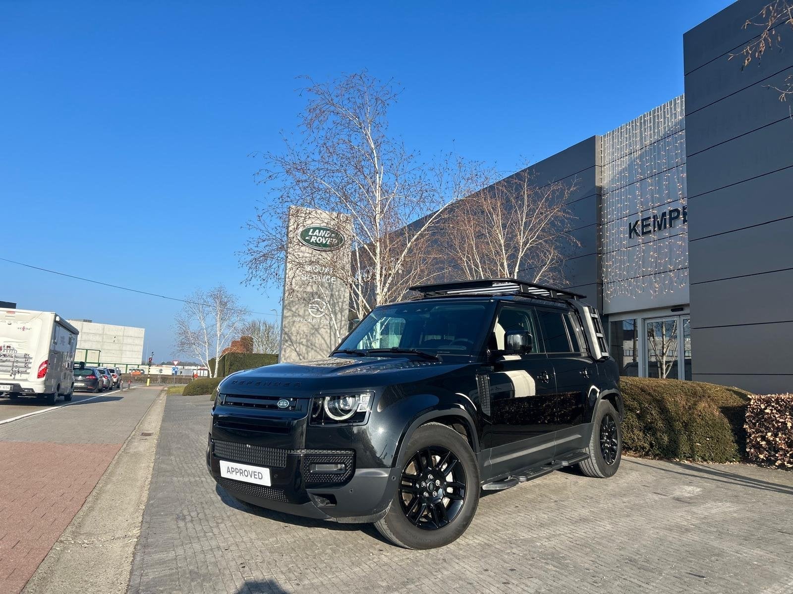 Land Rover Defender 110 P400e SE, Auto's, Land Rover, Automaat, Navigatiesysteem, 404 pk, Zwart