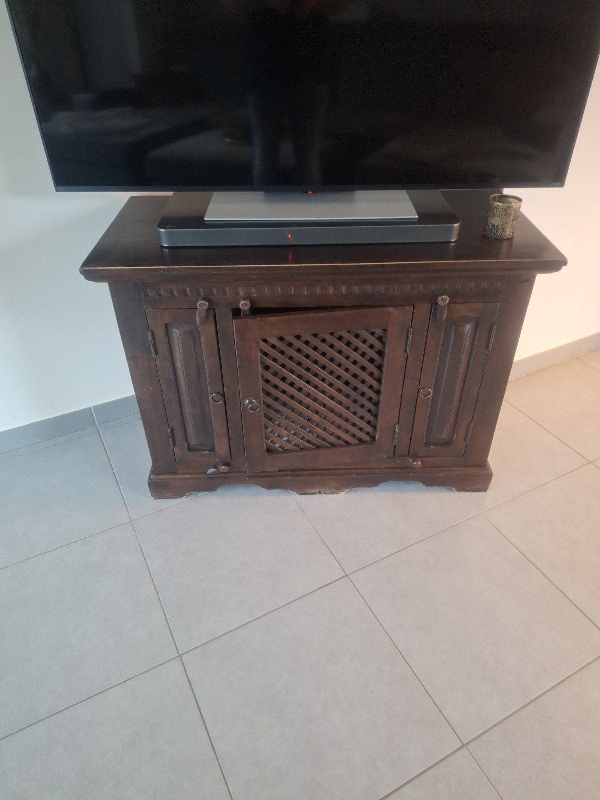 koloniale tv kast, Ophalen