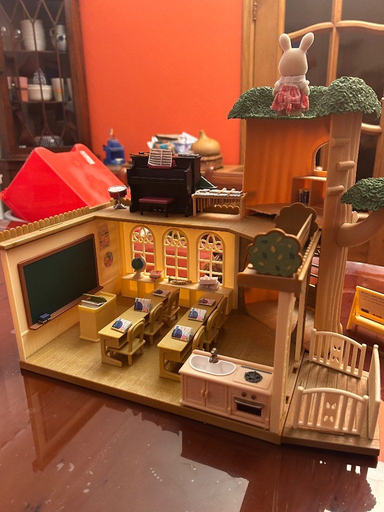Sylvanian Families Country Tree School 5105 + accessories, Kinderen en Baby's, Speelgoed | Poppenhuizen, Ophalen, Zo goed als nieuw