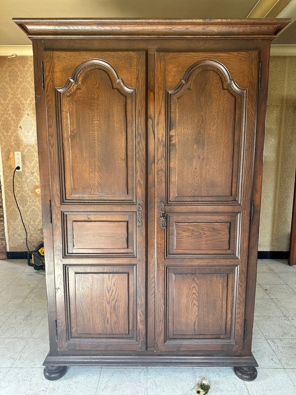 Eiken kast, Ophalen