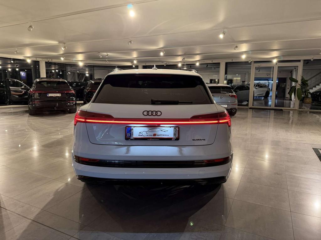 Audi Q8 e-tron 55 QUATTRO 408PK * FULL BLACK PACK * S-LINE *, Auto's, Automaat, Skiluik, Zwart, 408 pk