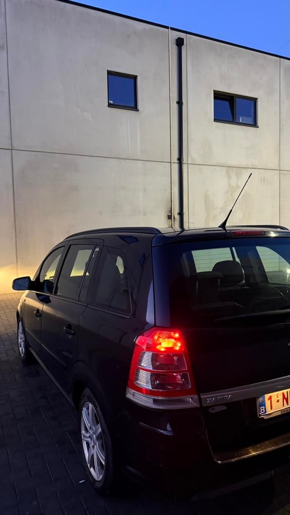 Opel zafira 2013 en bon etat essence á vendre bien roulerrrr, Auto's, 4 cilinders, 7 zetels, Bedrijf, 5 deurs