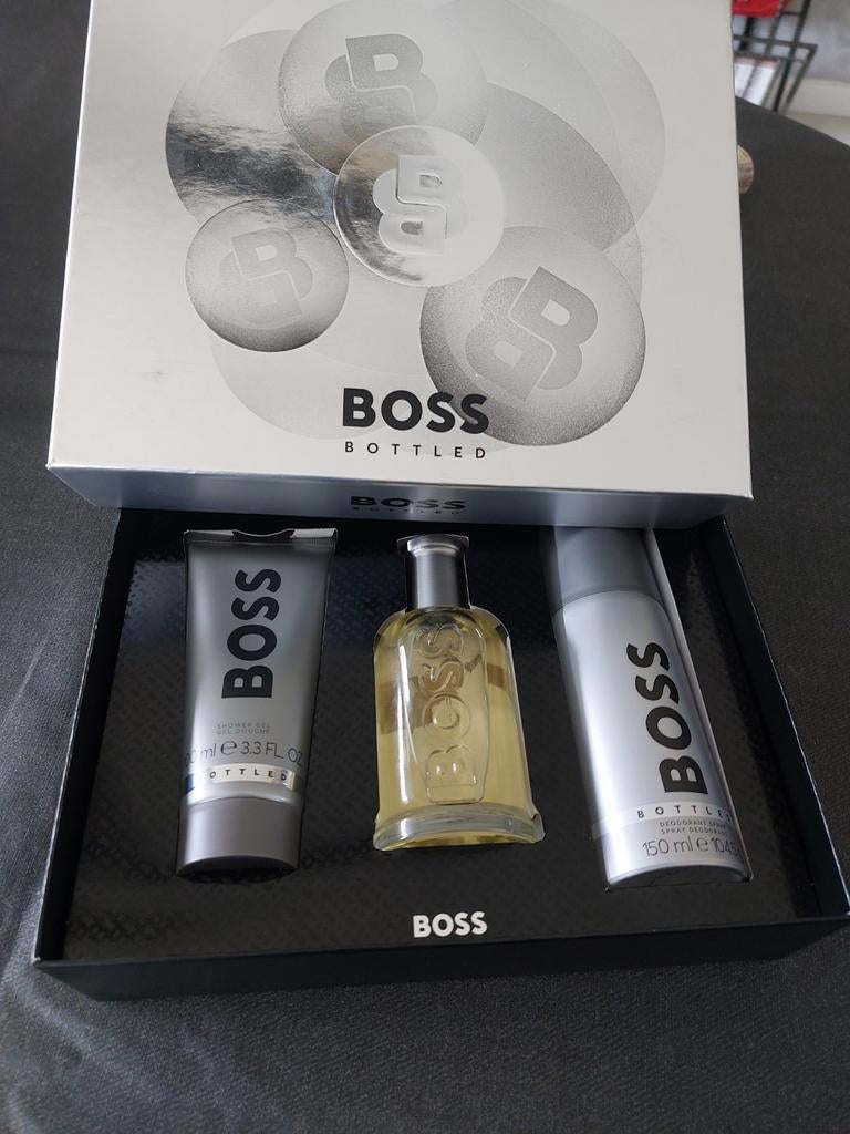 Hugo boss set niet hebruikt van ici paris als cadeau gekrege, Verzamelen, Ophalen