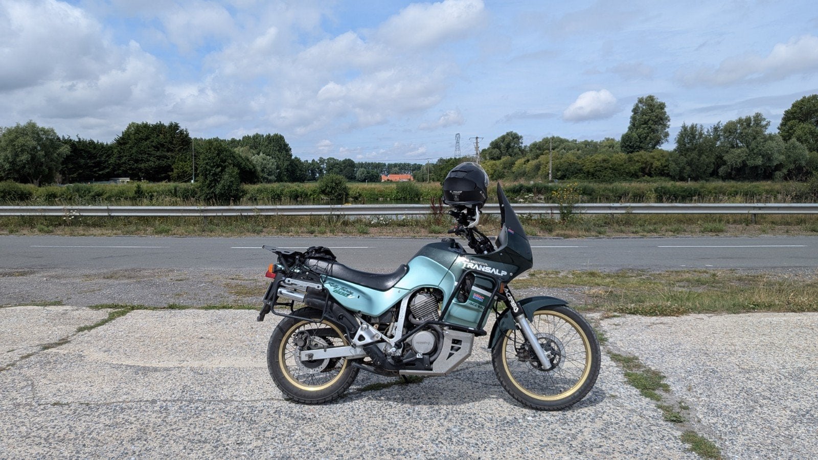 Honda Translap uit 1992

Retro groene Transalp in top condit, Motoren, 2 cilinders, Occasion, Motorrijbewijs A, Particulier
