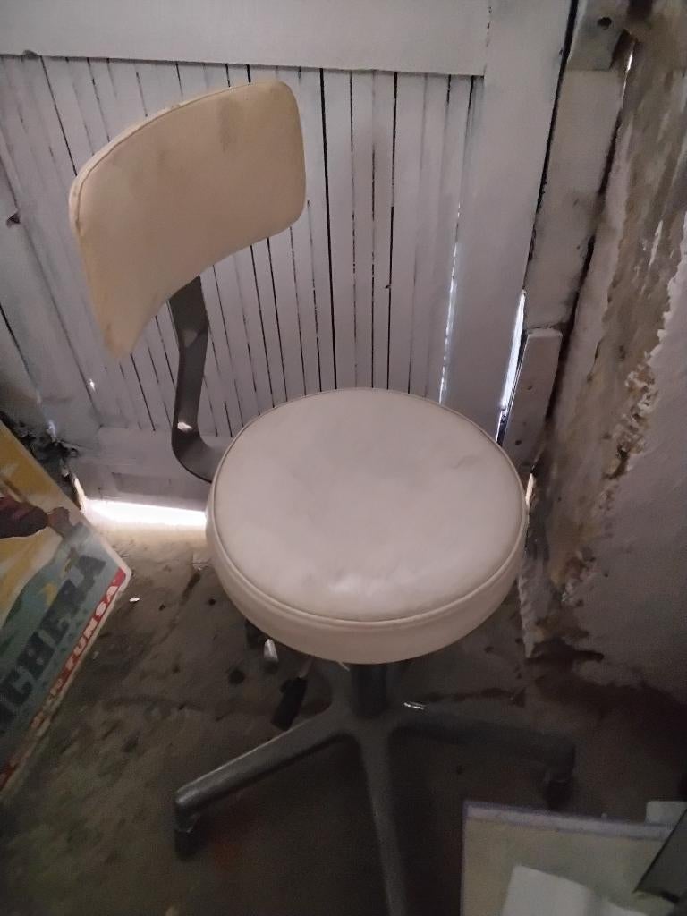 Ancien tabouret de dentiste, Enlèvement