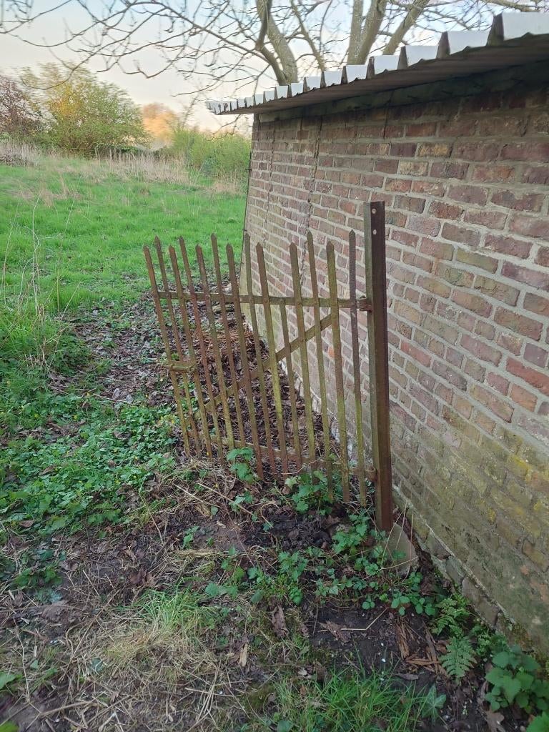 Oude ijzeren tuinpoort met paal - brocante, Ophalen