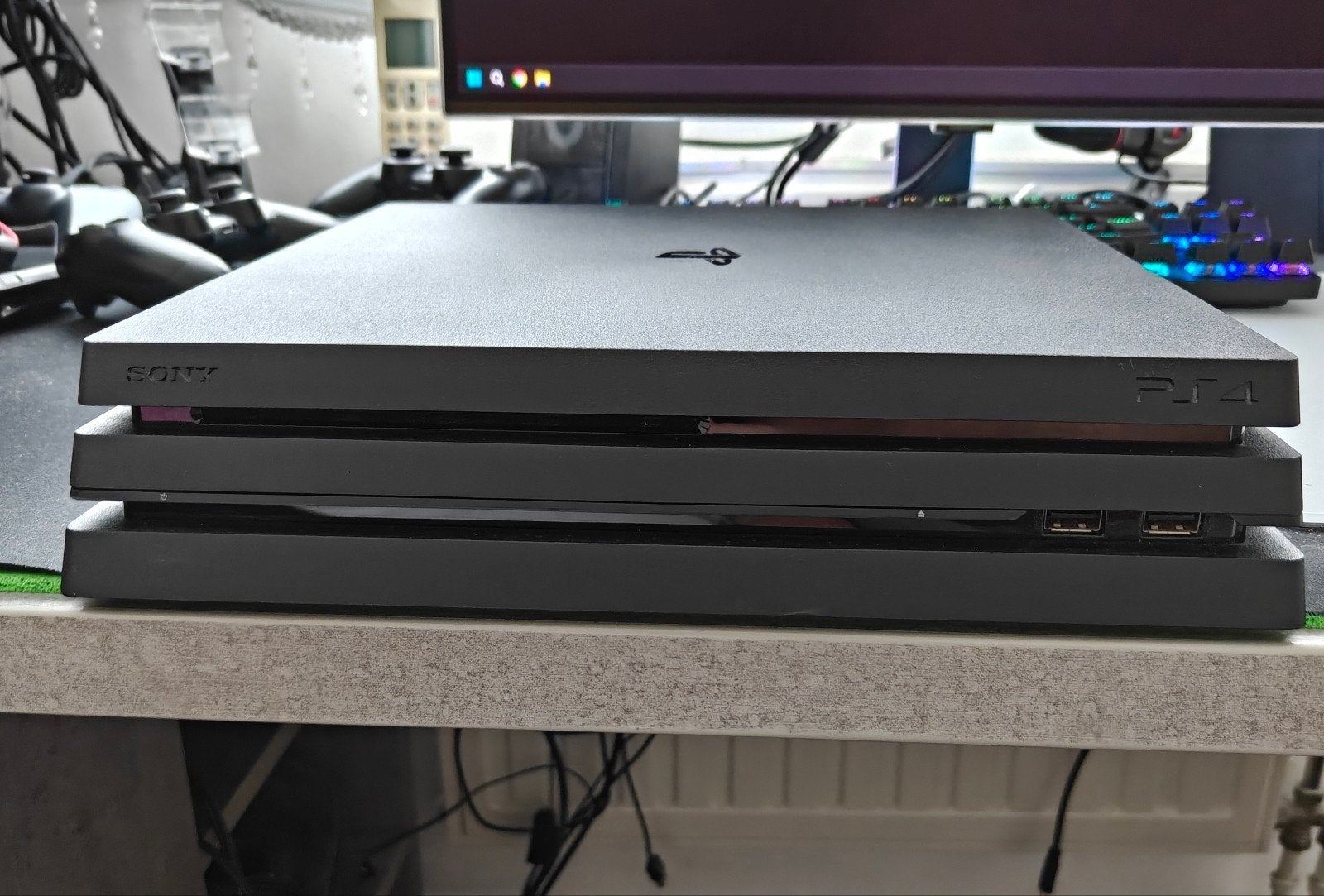 PlayStation 4 Pro 1TB + 2 Controllers, Games en Spelcomputers, Spelcomputers | Sony PlayStation 4, Ophalen, Met 2 controllers