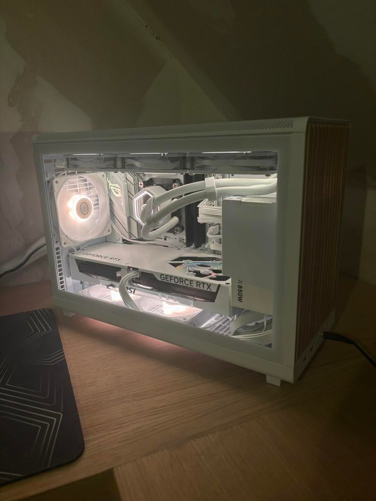 Witte High-End Gaming PC – RTX 5070 / Ryzen 7 7800X3D, Computers en Software, Desktop Pc's, Zo goed als nieuw, 4 Ghz of meer, SSD