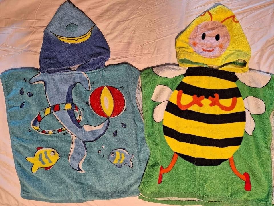 2 kinderponcho's/handdoeken met kap voor peuter/kleuter, Kinderen en Baby's, Ophalen of Verzenden, Zo goed als nieuw