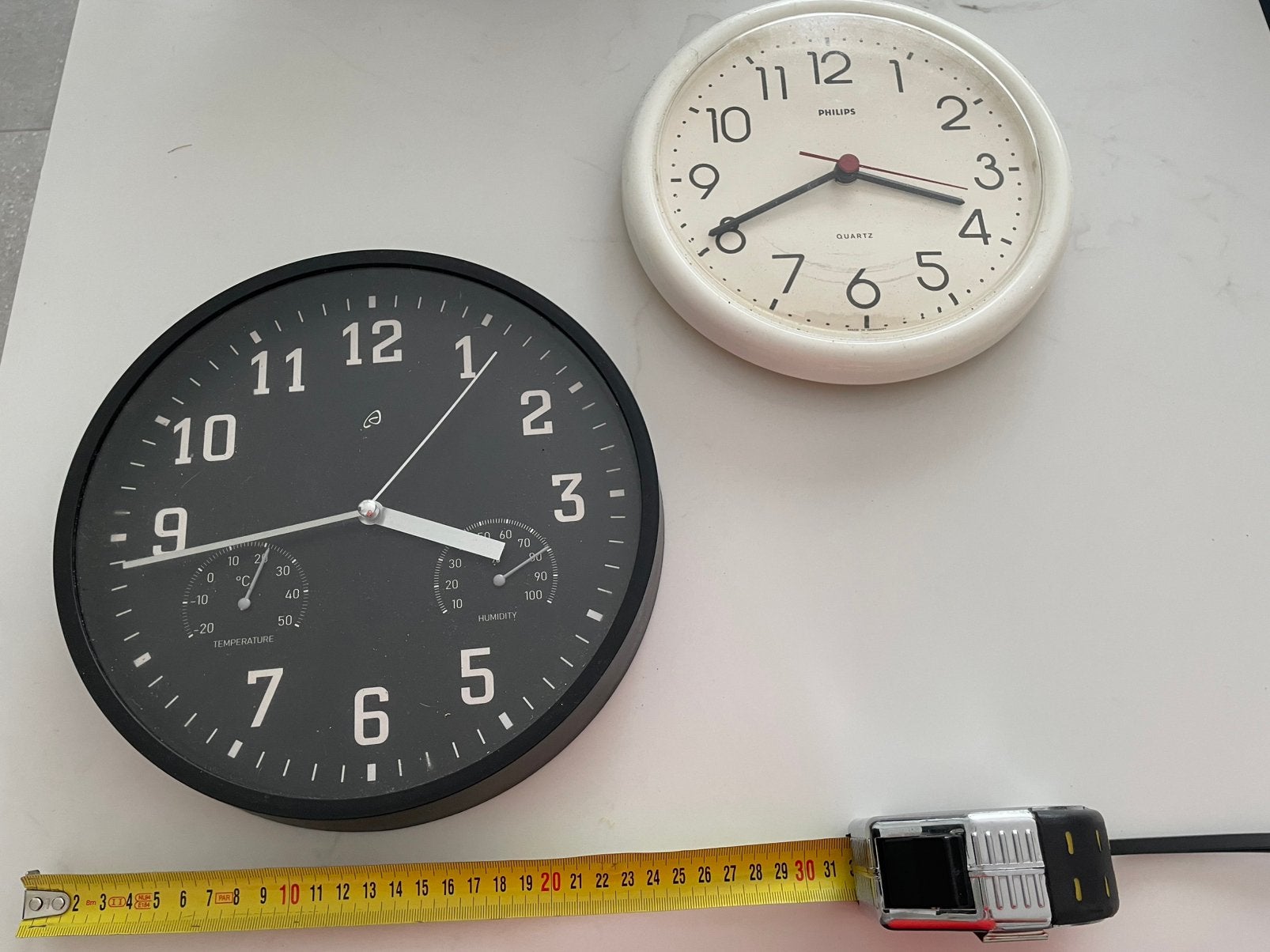 Set van 2 Wandklokken: Philips en Klok met Thermo/Hygrometer, Ophalen of Verzenden, Zo goed als nieuw, Analoog, Wandklok