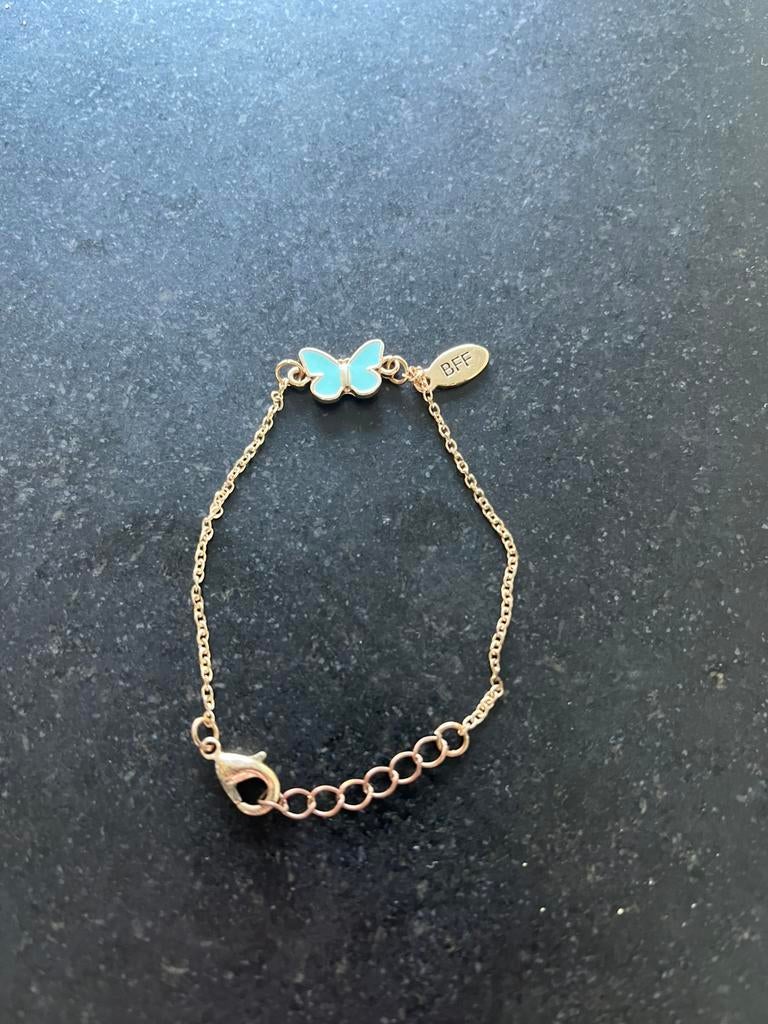 Goudkleurig armbandje met vlinder en BFF bedeltje., Ophalen of Verzenden, Gebruikt, Goud, Armband