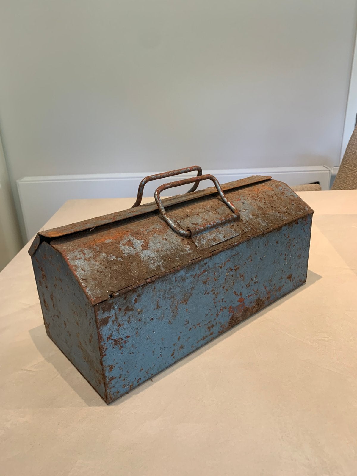 Boîte à outils robuste en métal vintage — Industrielle, Antiquités & Art, Enlèvement ou Envoi