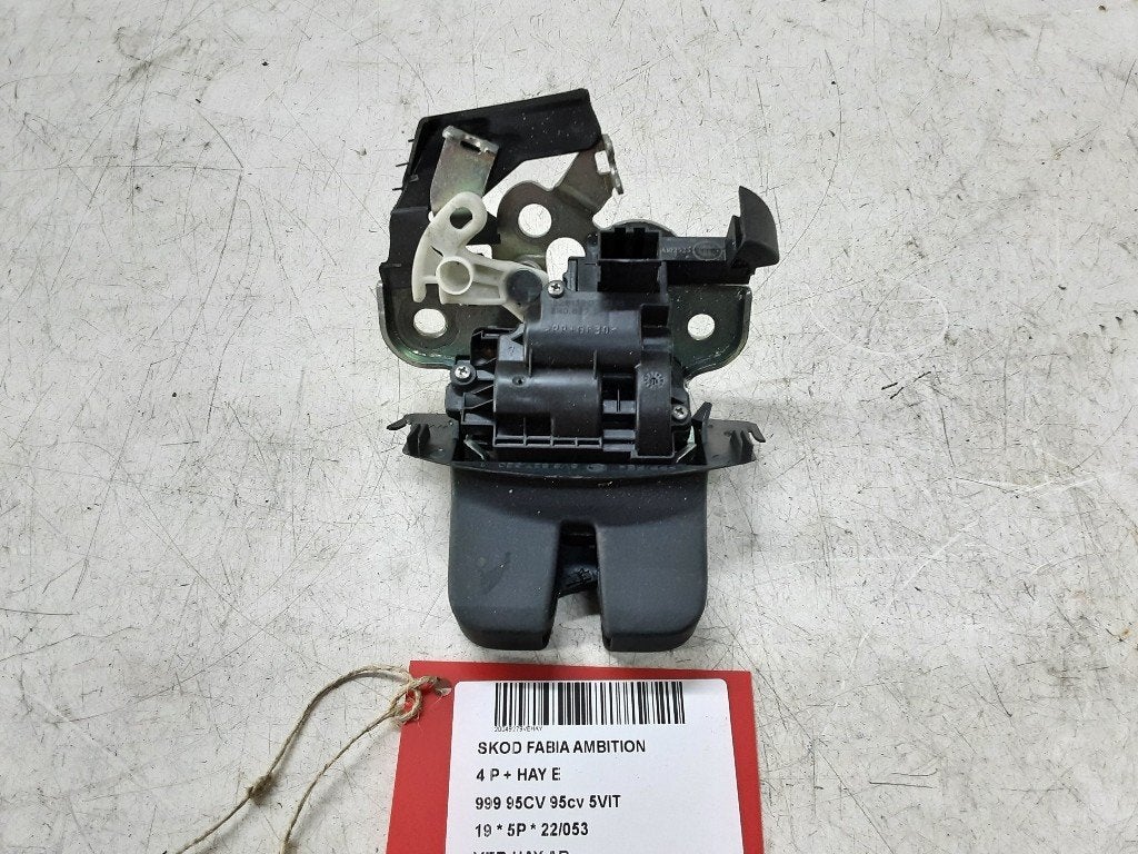 SERRURE COFFRE Skoda Fabia III (NJ3) (8R0827505A), Autos : Pièces & Accessoires, Mevr. I. Hauben, Haillon arrière, Utilisé, Skoda