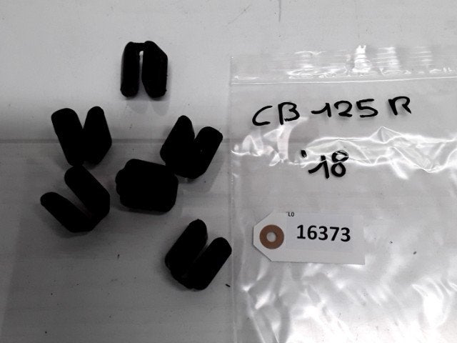 CB125R  2018 - 2019 Honda Rubber Rubber kettingklok D1-27576
