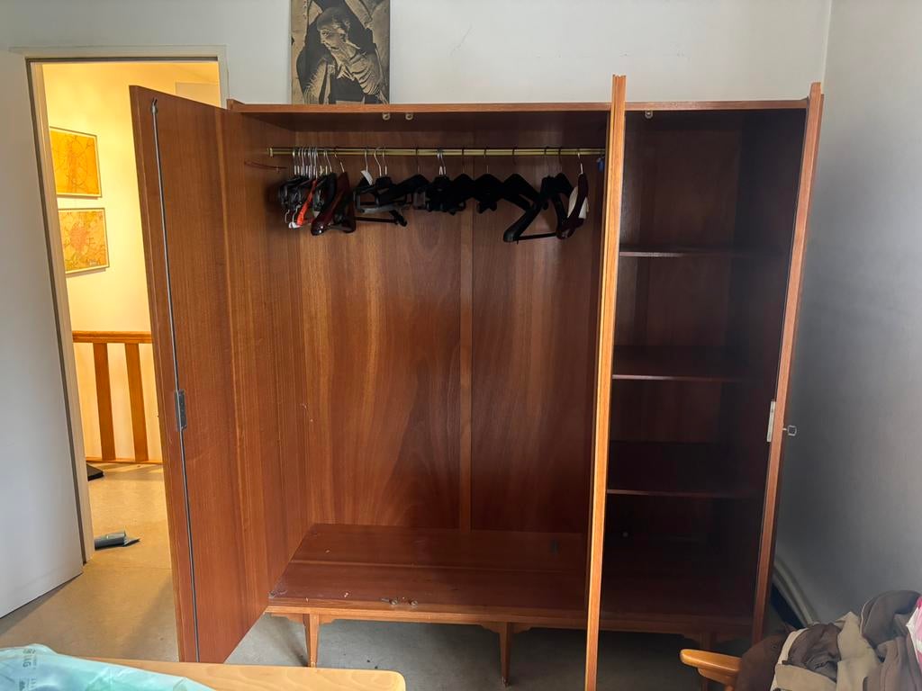 Armoire à trois portes, Enlèvement