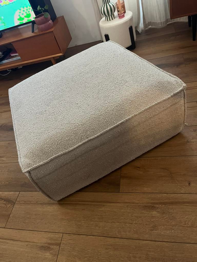 Beige poef/hocker in bouclé stof, Ophalen, Zo goed als nieuw, Vierkant, Stof